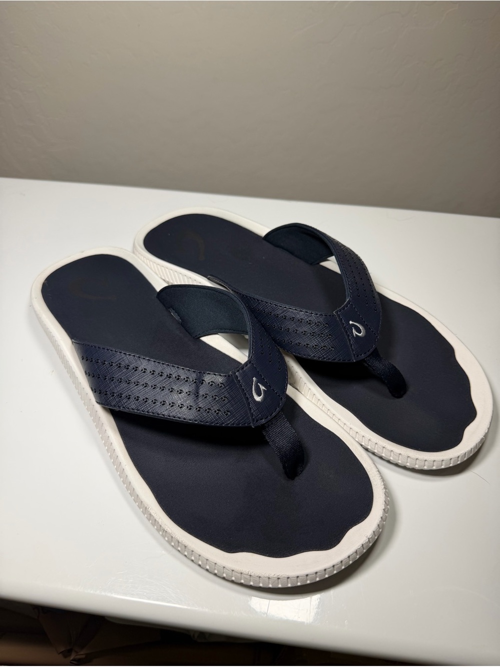 OluKai Men’s Ulele Golf Spikeless Sandals (Size 14) – Trench Blue / White